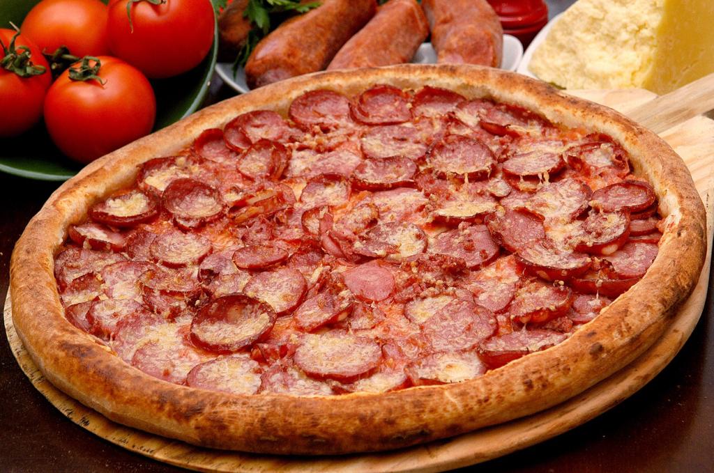 Pizza de calabresa da Pizzaria Família Lima